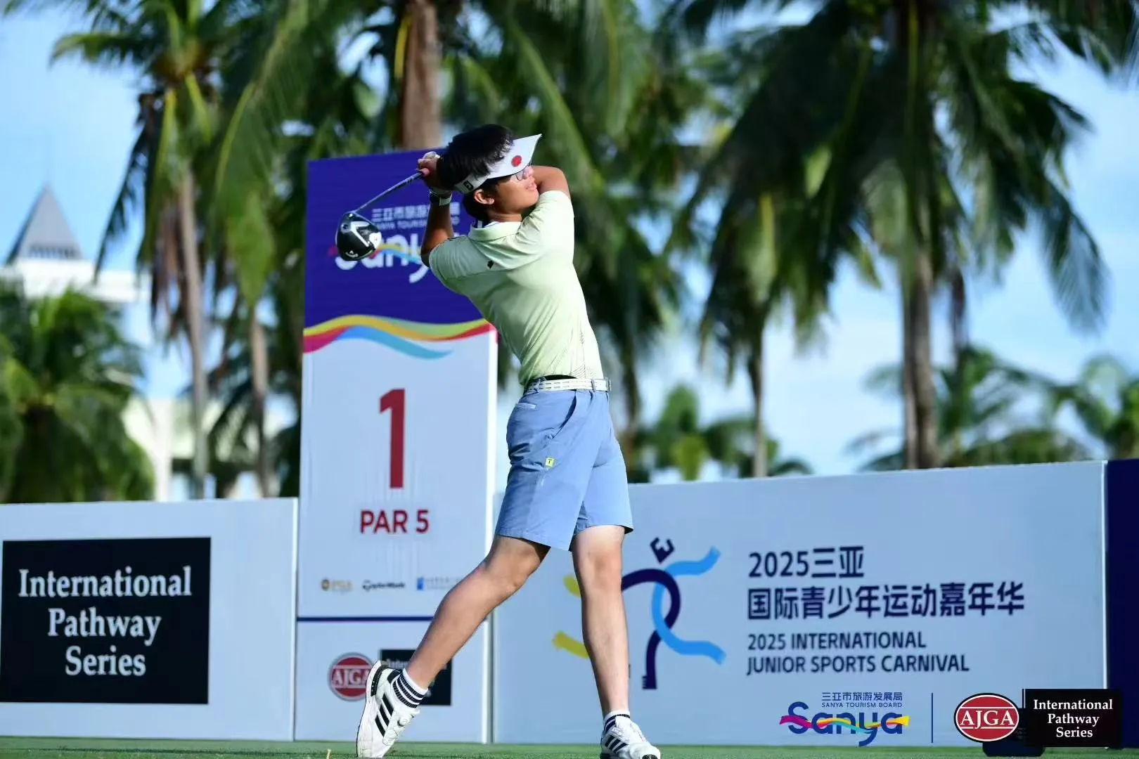 Louis Jia driving off the first tee at a junior tournament